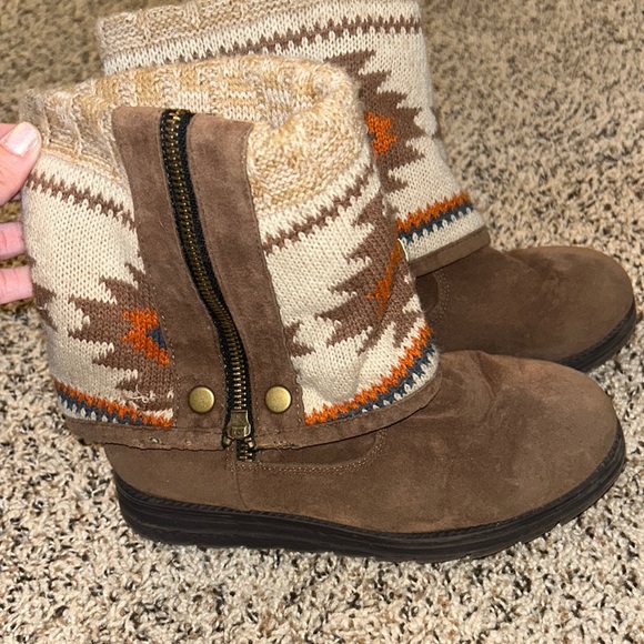 Women’s size 6 Mukluks - Picture 1 of 3